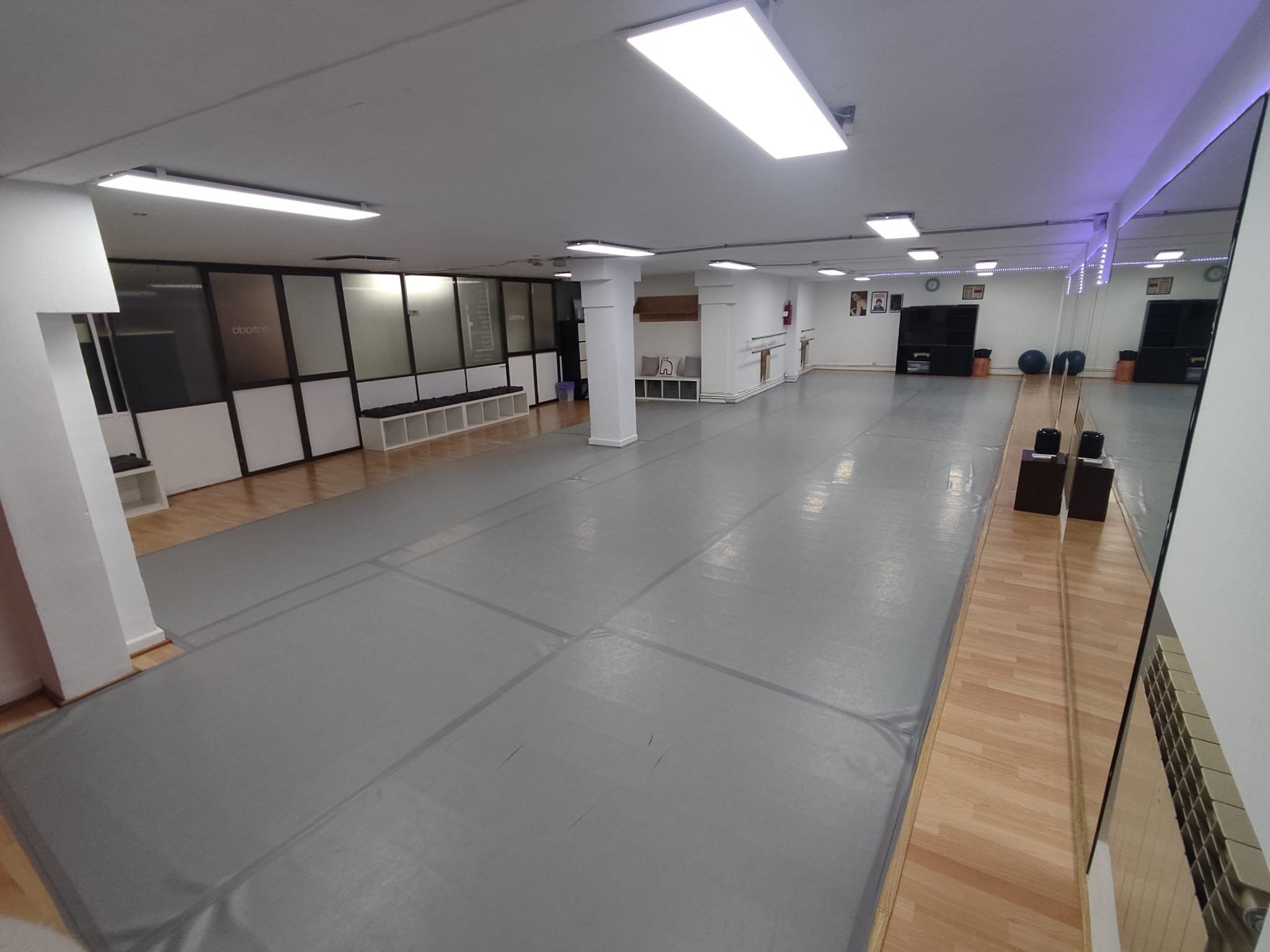 Sala de danza de Arteria con espejos y barras